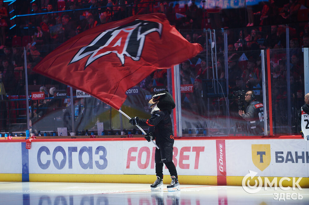 В Омске "Авангард" в непростом поединке одержал победу над "Автомобилистом". Это было ярко, зрелищно и шумно. Фото: Илья Петров