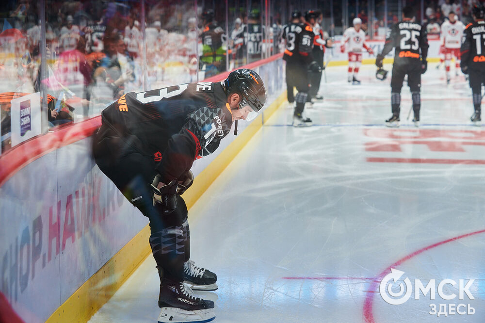 В Омске "Авангард" в непростом поединке одержал победу над "Автомобилистом". Это было ярко, зрелищно и шумно. Фото: Илья Петров