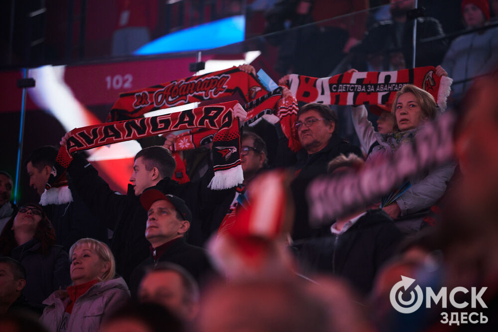 В Омске "Авангард" в непростом поединке одержал победу над "Автомобилистом". Это было ярко, зрелищно и шумно. Фото: Илья Петров