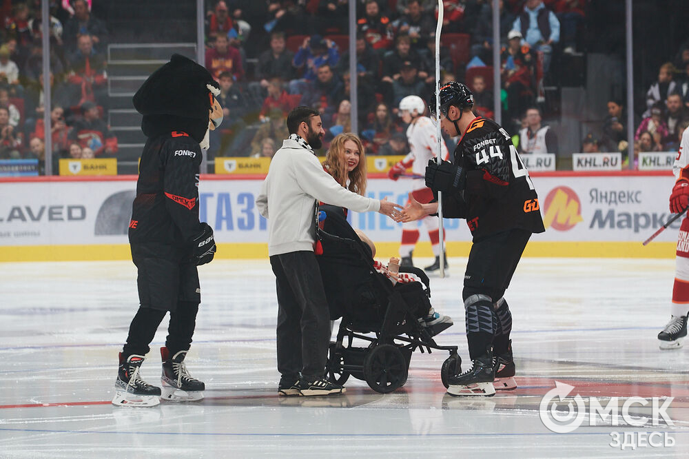 В Омске "Авангард" в непростом поединке одержал победу над "Автомобилистом". Это было ярко, зрелищно и шумно. Фото: Илья Петров