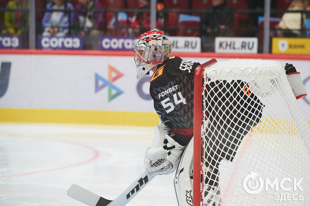 В Омске "Авангард" в непростом поединке одержал победу над "Автомобилистом". Это было ярко, зрелищно и шумно. Фото: Илья Петров