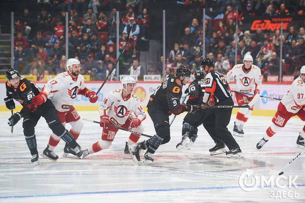 В Омске "Авангард" в непростом поединке одержал победу над "Автомобилистом". Это было ярко, зрелищно и шумно. Фото: Илья Петров
