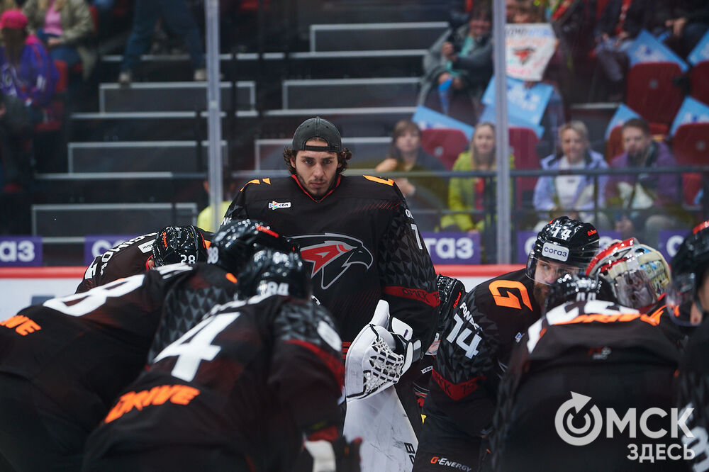 В Омске "Авангард" в непростом поединке одержал победу над "Автомобилистом". Это было ярко, зрелищно и шумно. Фото: Илья Петров
