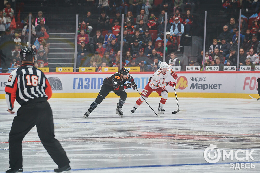 В Омске "Авангард" в непростом поединке одержал победу над "Автомобилистом". Это было ярко, зрелищно и шумно. Фото: Илья Петров