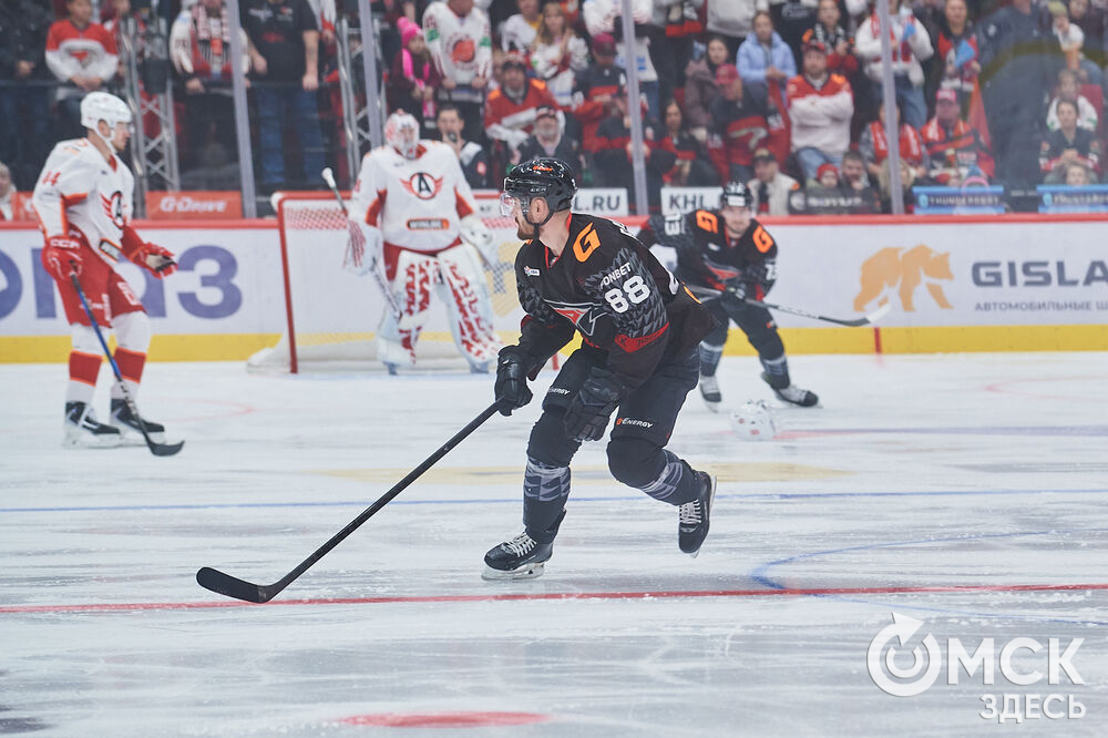 В Омске "Авангард" в непростом поединке одержал победу над "Автомобилистом". Это было ярко, зрелищно и шумно. Фото: Илья Петров
