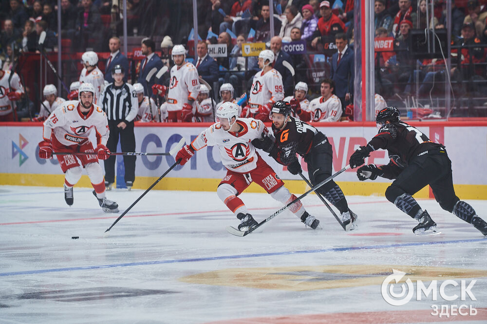 В Омске "Авангард" в непростом поединке одержал победу над "Автомобилистом". Это было ярко, зрелищно и шумно. Фото: Илья Петров