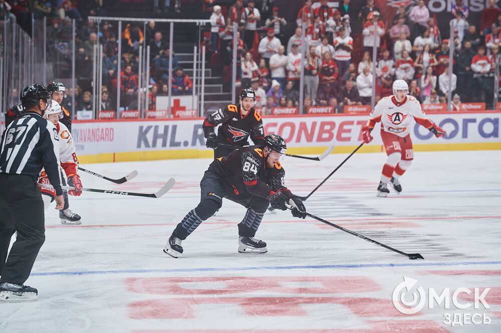В Омске "Авангард" в непростом поединке одержал победу над "Автомобилистом". Это было ярко, зрелищно и шумно. Фото: Илья Петров