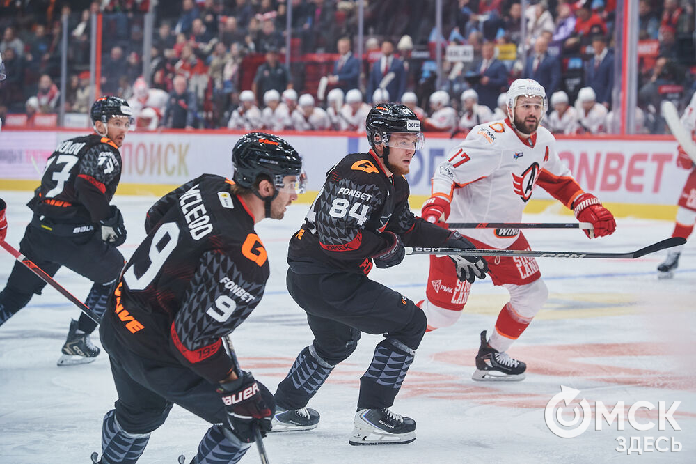 В Омске "Авангард" в непростом поединке одержал победу над "Автомобилистом". Это было ярко, зрелищно и шумно. Фото: Илья Петров