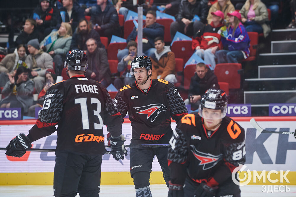 В Омске "Авангард" в непростом поединке одержал победу над "Автомобилистом". Это было ярко, зрелищно и шумно. Фото: Илья Петров