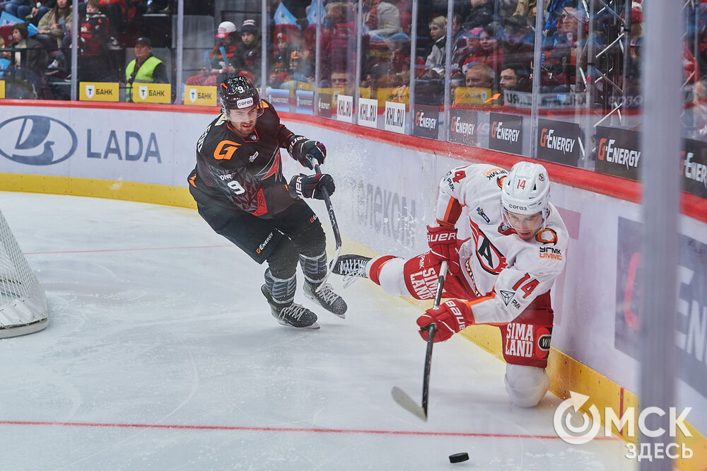 В Омске "Авангард" в непростом поединке одержал победу над "Автомобилистом". Это было ярко, зрелищно и шумно. Фото: Илья Петров