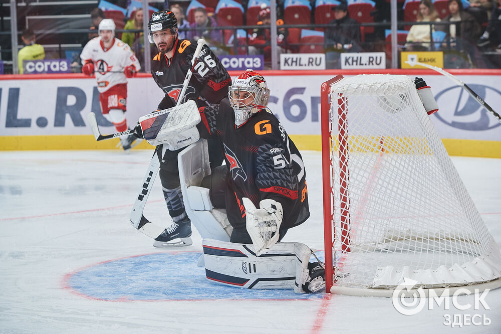 В Омске "Авангард" в непростом поединке одержал победу над "Автомобилистом". Это было ярко, зрелищно и шумно. Фото: Илья Петров