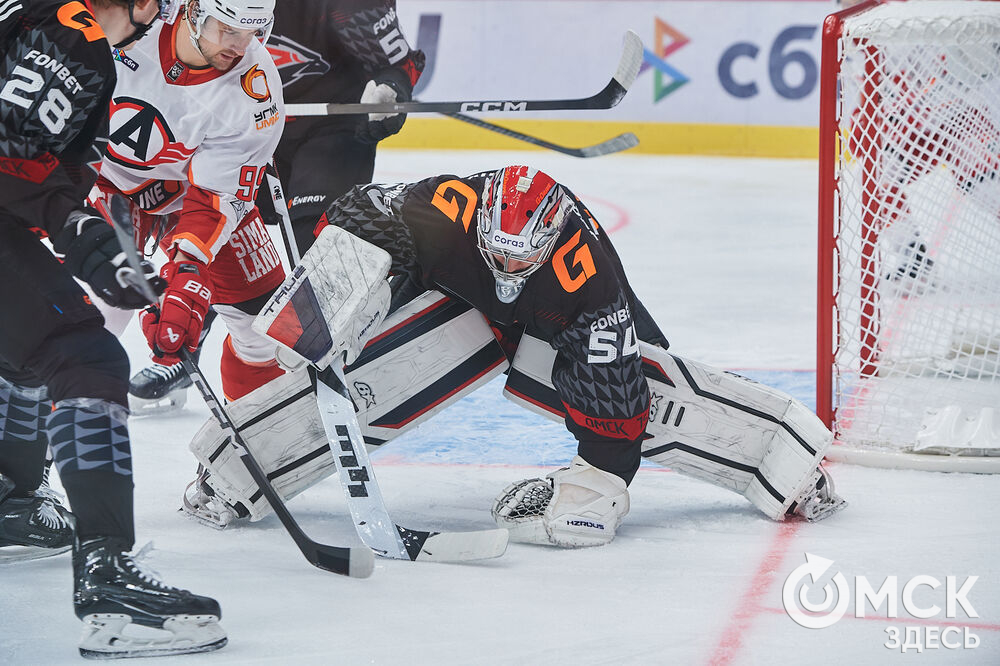 В Омске "Авангард" в непростом поединке одержал победу над "Автомобилистом". Это было ярко, зрелищно и шумно. Фото: Илья Петров
