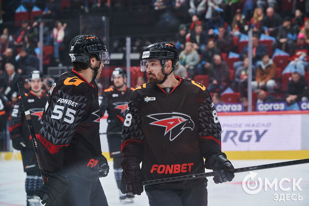 В Омске "Авангард" в непростом поединке одержал победу над "Автомобилистом". Это было ярко, зрелищно и шумно. Фото: Илья Петров