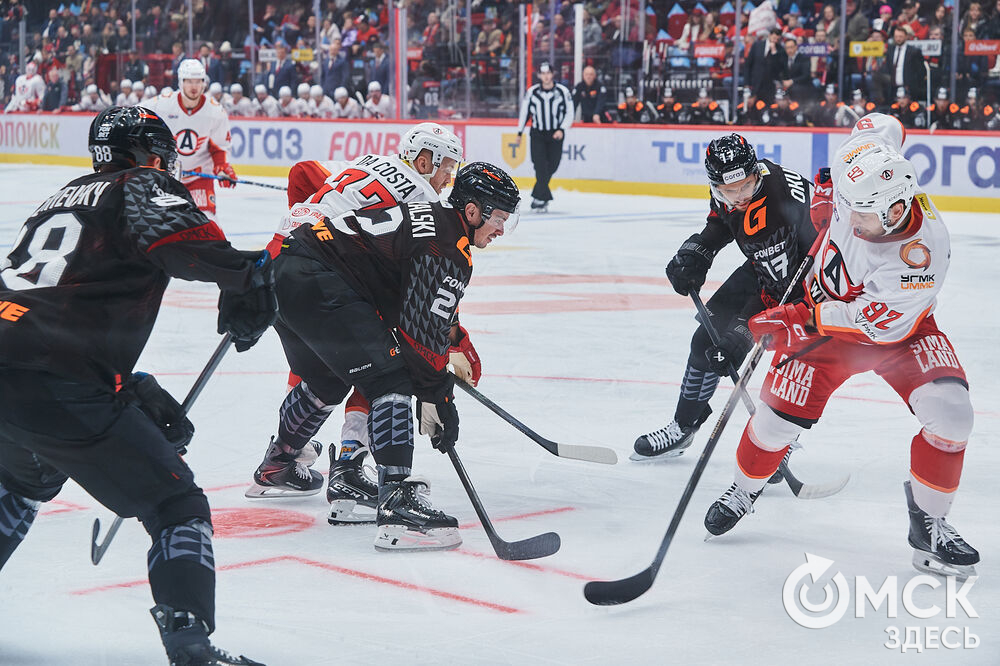 В Омске "Авангард" в непростом поединке одержал победу над "Автомобилистом". Это было ярко, зрелищно и шумно. Фото: Илья Петров