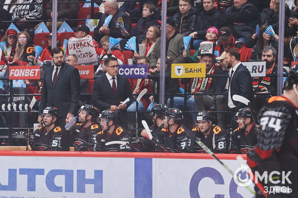 В Омске "Авангард" в непростом поединке одержал победу над "Автомобилистом". Это было ярко, зрелищно и шумно. Фото: Илья Петров
