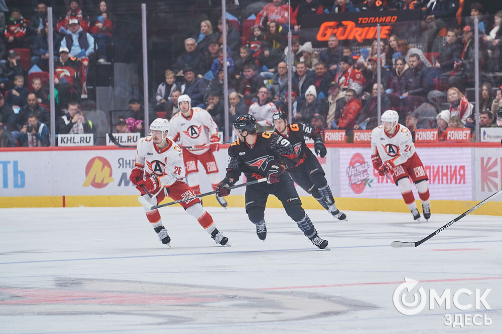 В Омске "Авангард" в непростом поединке одержал победу над "Автомобилистом". Это было ярко, зрелищно и шумно. Фото: Илья Петров