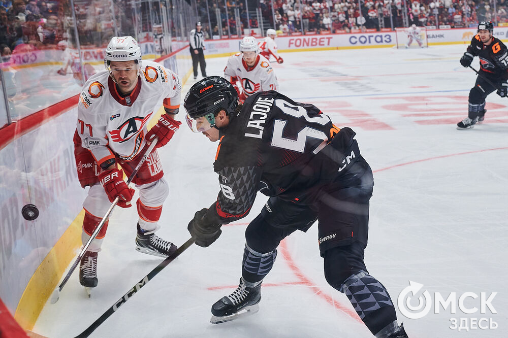 В Омске "Авангард" в непростом поединке одержал победу над "Автомобилистом". Это было ярко, зрелищно и шумно. Фото: Илья Петров