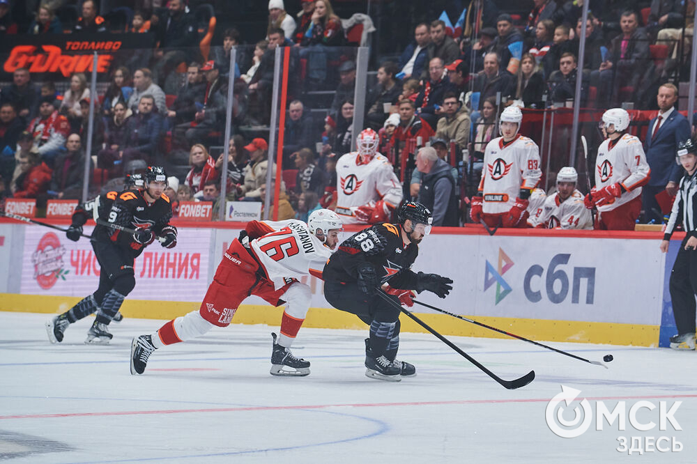 В Омске "Авангард" в непростом поединке одержал победу над "Автомобилистом". Это было ярко, зрелищно и шумно. Фото: Илья Петров