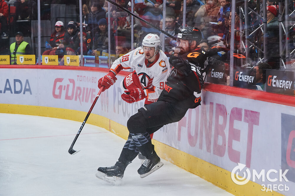 В Омске "Авангард" в непростом поединке одержал победу над "Автомобилистом". Это было ярко, зрелищно и шумно. Фото: Илья Петров