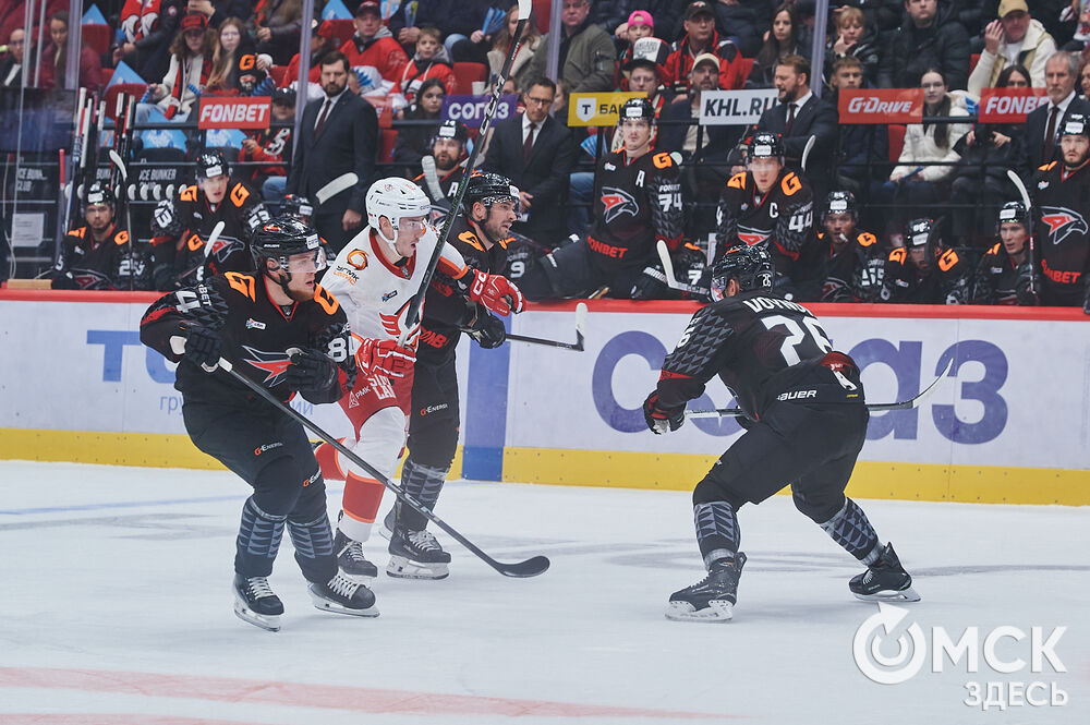 В Омске "Авангард" в непростом поединке одержал победу над "Автомобилистом". Это было ярко, зрелищно и шумно. Фото: Илья Петров