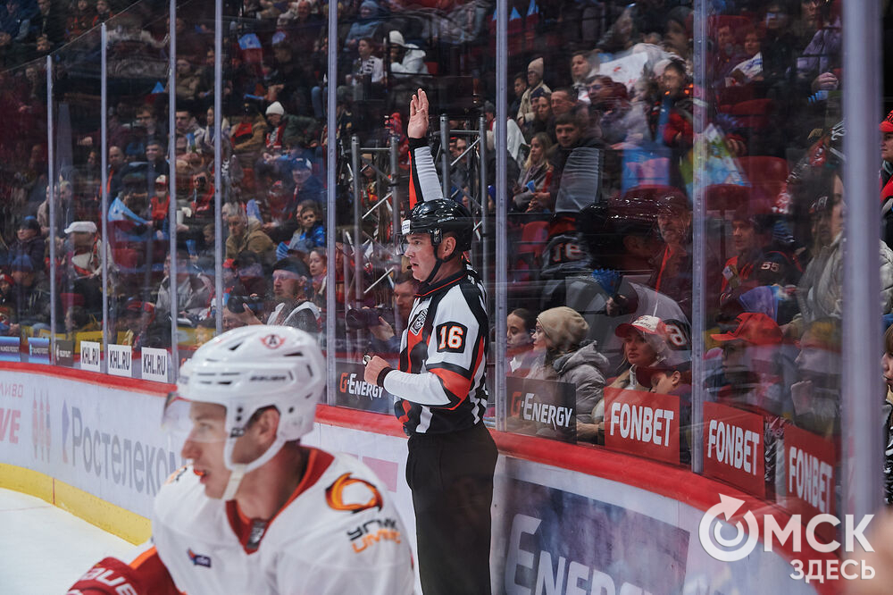 В Омске "Авангард" в непростом поединке одержал победу над "Автомобилистом". Это было ярко, зрелищно и шумно. Фото: Илья Петров