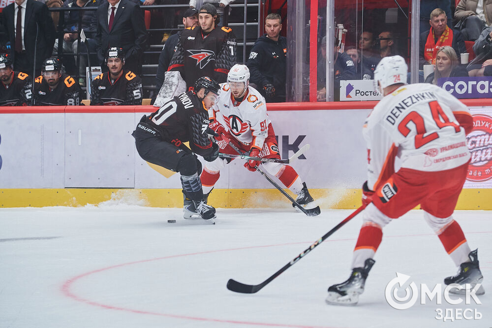 В Омске "Авангард" в непростом поединке одержал победу над "Автомобилистом". Это было ярко, зрелищно и шумно. Фото: Илья Петров