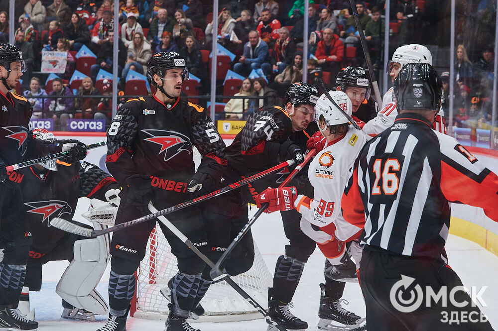 В Омске "Авангард" в непростом поединке одержал победу над "Автомобилистом". Это было ярко, зрелищно и шумно. Фото: Илья Петров