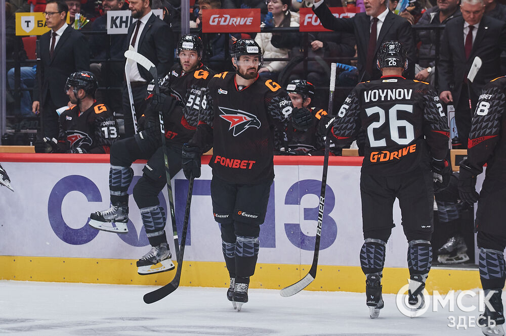В Омске "Авангард" в непростом поединке одержал победу над "Автомобилистом". Это было ярко, зрелищно и шумно. Фото: Илья Петров