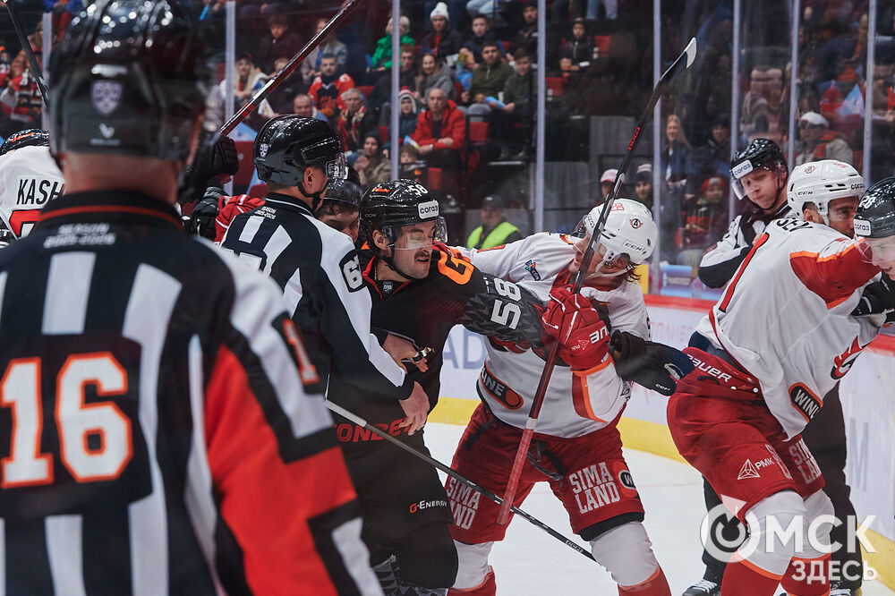 В Омске "Авангард" в непростом поединке одержал победу над "Автомобилистом". Это было ярко, зрелищно и шумно. Фото: Илья Петров