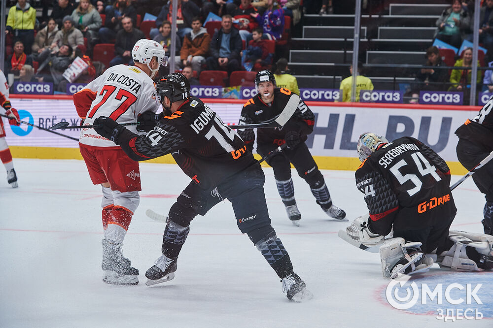 В Омске "Авангард" в непростом поединке одержал победу над "Автомобилистом". Это было ярко, зрелищно и шумно. Фото: Илья Петров