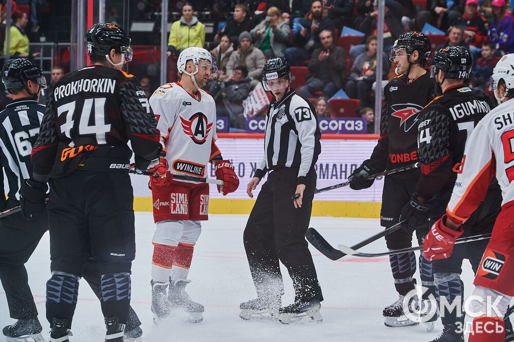 В Омске "Авангард" в непростом поединке одержал победу над "Автомобилистом". Это было ярко, зрелищно и шумно. Фото: Илья Петров