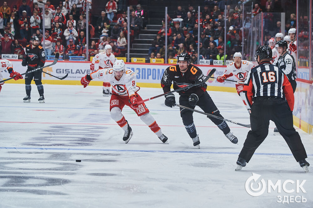 В Омске "Авангард" в непростом поединке одержал победу над "Автомобилистом". Это было ярко, зрелищно и шумно. Фото: Илья Петров