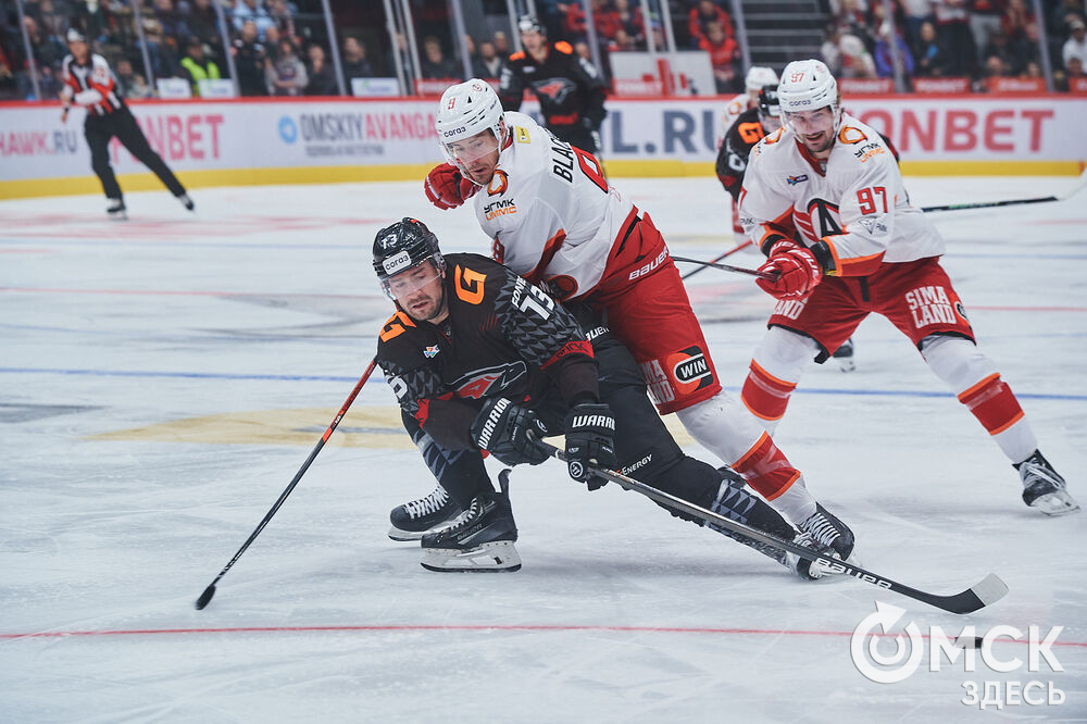 В Омске "Авангард" в непростом поединке одержал победу над "Автомобилистом". Это было ярко, зрелищно и шумно. Фото: Илья Петров