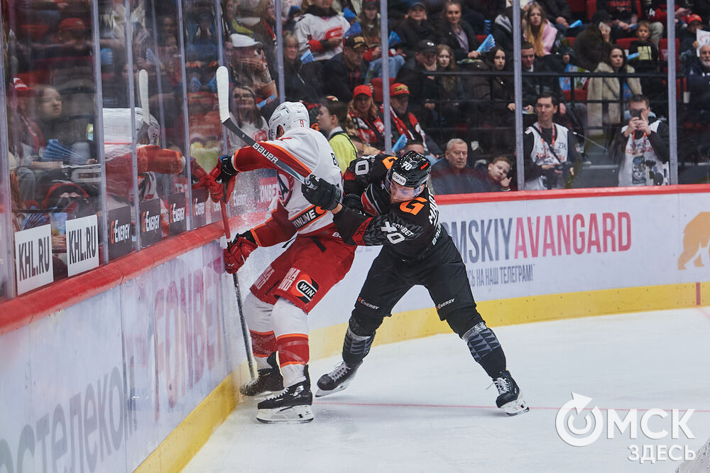 В Омске "Авангард" в непростом поединке одержал победу над "Автомобилистом". Это было ярко, зрелищно и шумно. Фото: Илья Петров