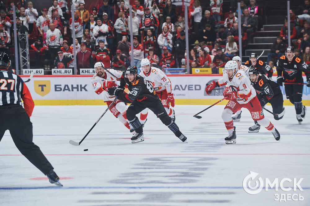 В Омске "Авангард" в непростом поединке одержал победу над "Автомобилистом". Это было ярко, зрелищно и шумно. Фото: Илья Петров