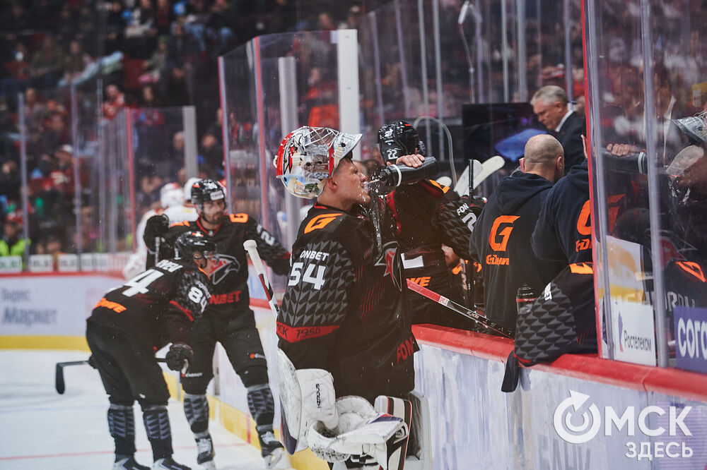 В Омске "Авангард" в непростом поединке одержал победу над "Автомобилистом". Это было ярко, зрелищно и шумно. Фото: Илья Петров