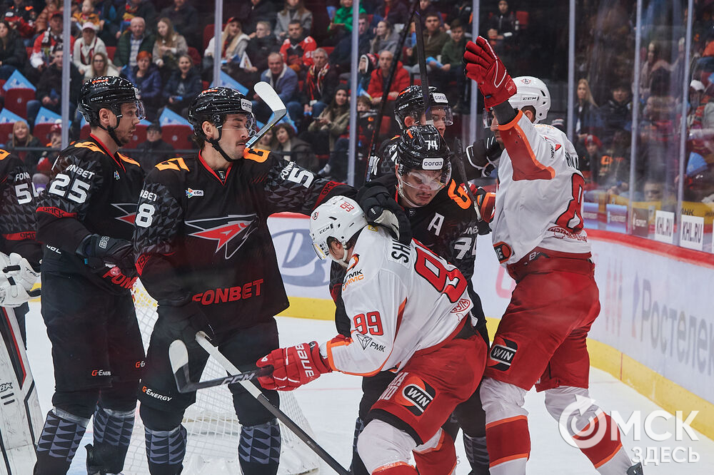 В Омске "Авангард" в непростом поединке одержал победу над "Автомобилистом". Это было ярко, зрелищно и шумно. Фото: Илья Петров