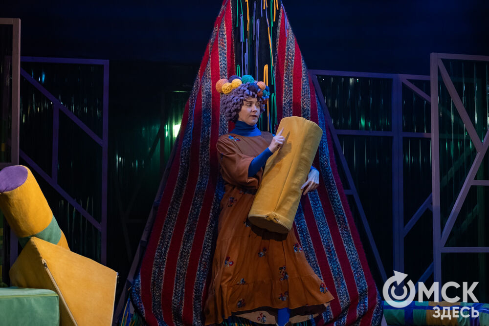 Премьера спектакля "Вверхтормашками" (6+) в Камерном драматическом театре имени Решетникова