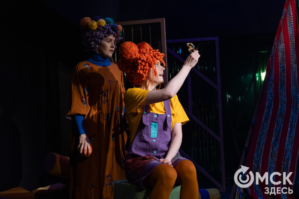 Премьера спектакля "Вверхтормашками" (6+) в Камерном драматическом театре имени Решетникова