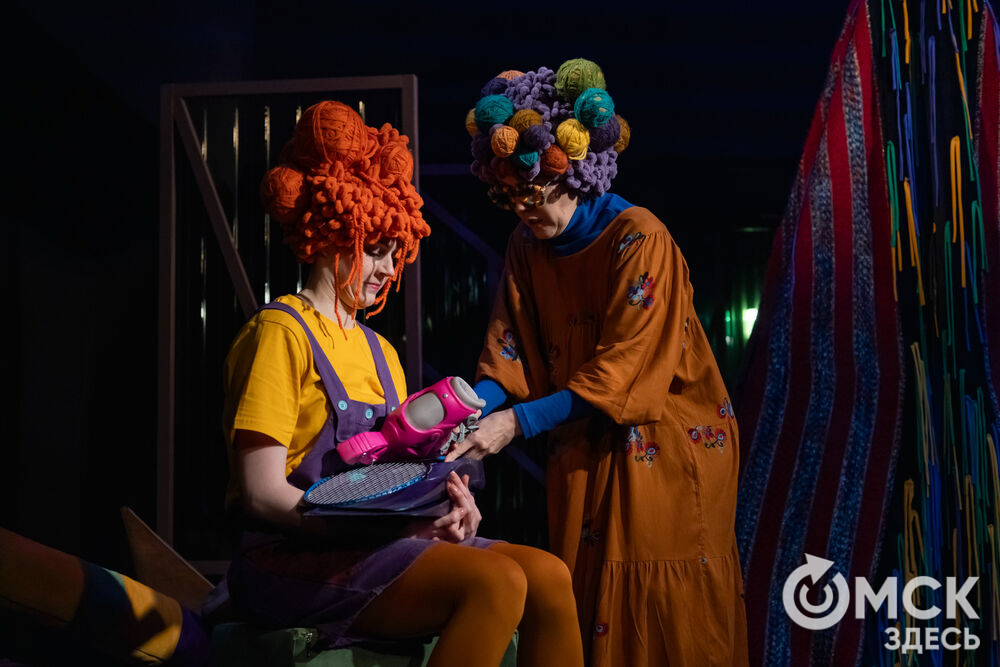 Премьера спектакля "Вверхтормашками" (6+) в Камерном драматическом театре имени Решетникова