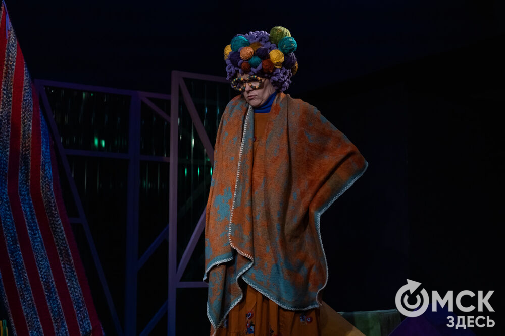 Премьера спектакля "Вверхтормашками" (6+) в Камерном драматическом театре имени Решетникова