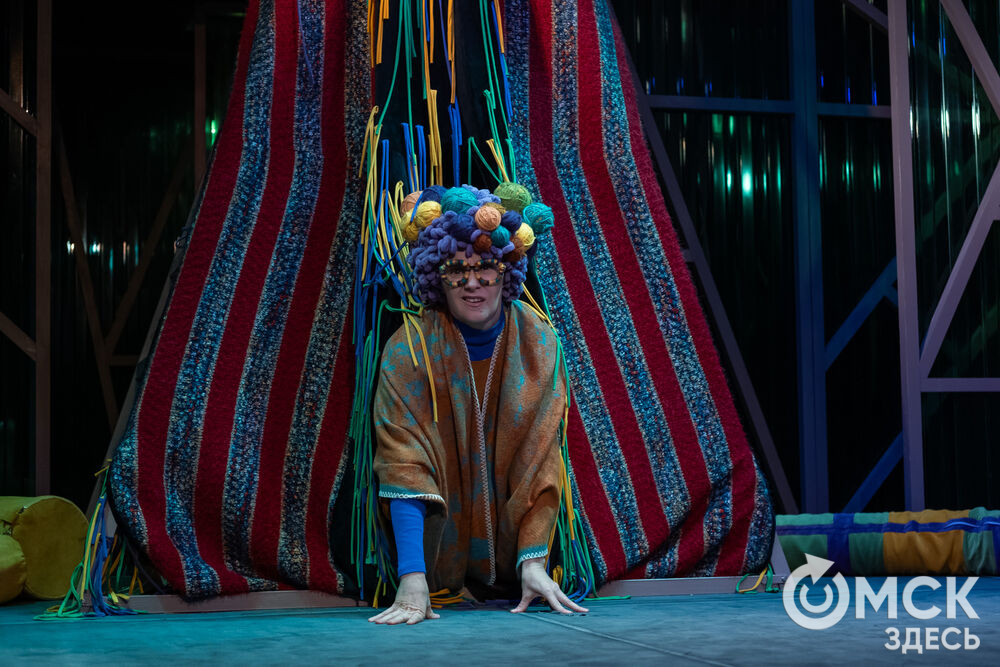 Премьера спектакля "Вверхтормашками" (6+) в Камерном драматическом театре имени Решетникова