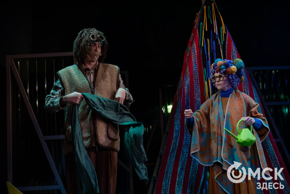 Премьера спектакля "Вверхтормашками" (6+) в Камерном драматическом театре имени Решетникова