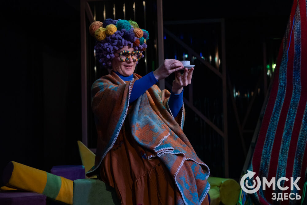 Премьера спектакля "Вверхтормашками" (6+) в Камерном драматическом театре имени Решетникова