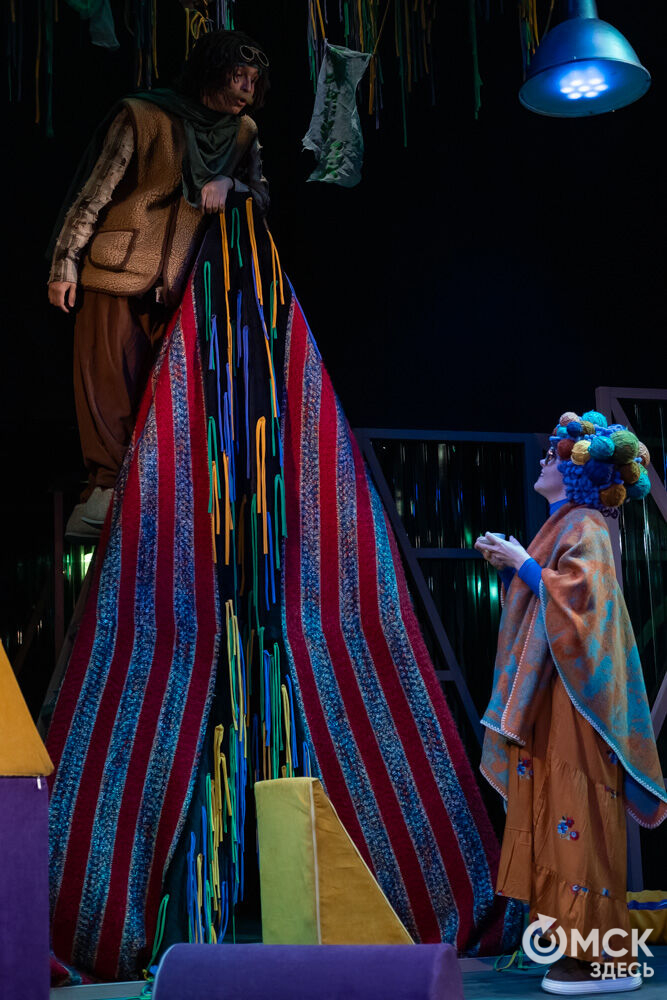 Премьера спектакля "Вверхтормашками" (6+) в Камерном драматическом театре имени Решетникова