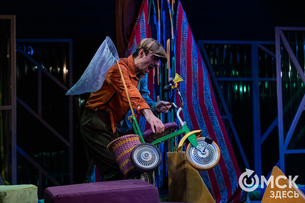 Премьера спектакля "Вверхтормашками" (6+) в Камерном драматическом театре имени Решетникова