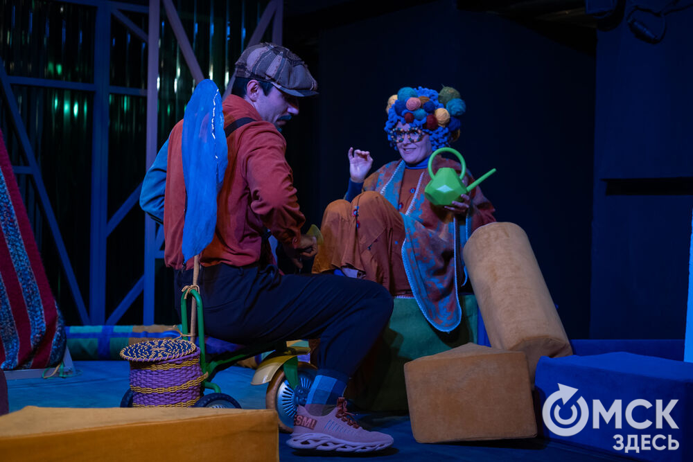 Премьера спектакля "Вверхтормашками" (6+) в Камерном драматическом театре имени Решетникова