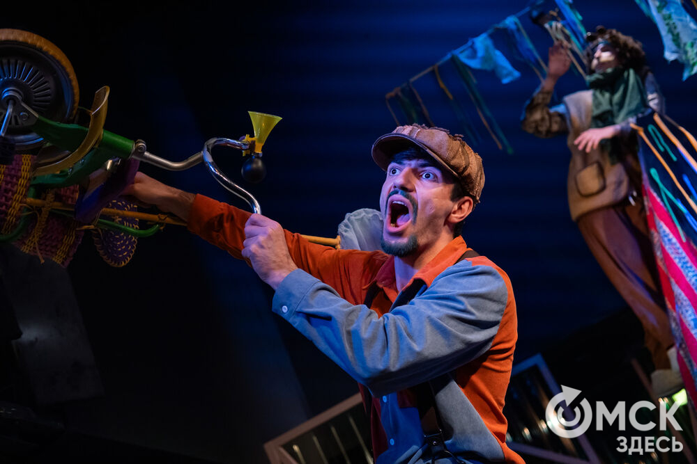 Премьера спектакля "Вверхтормашками" (6+) в Камерном драматическом театре имени Решетникова