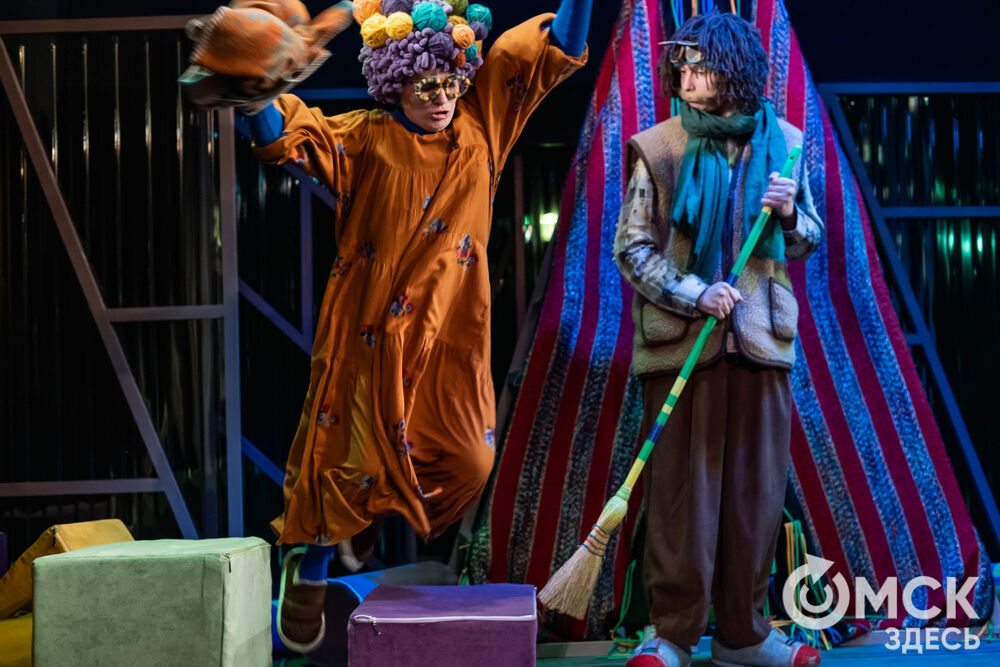 Премьера спектакля "Вверхтормашками" (6+) в Камерном драматическом театре имени Решетникова