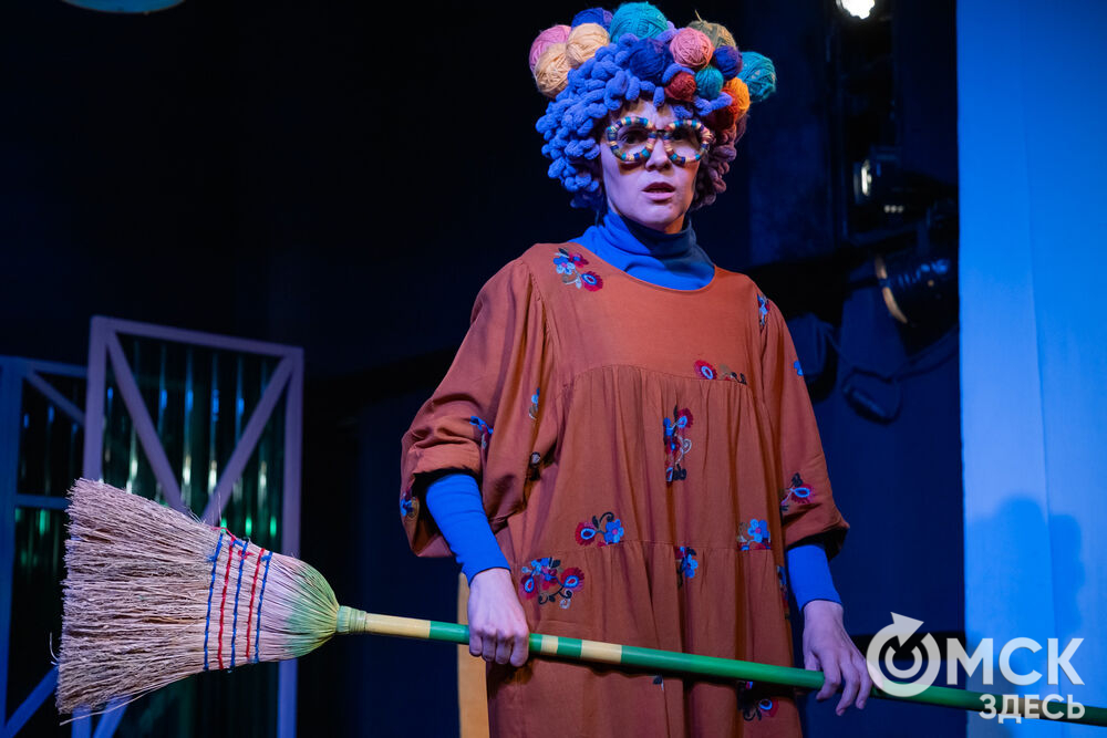 Премьера спектакля "Вверхтормашками" (6+) в Камерном драматическом театре имени Решетникова